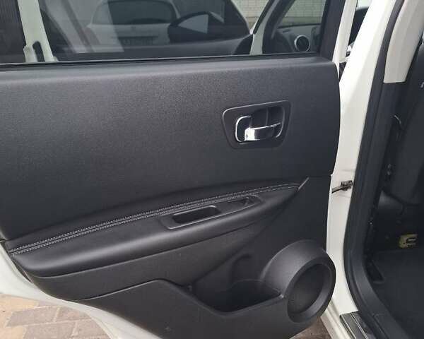 Белый Ниссан Кашкай, объемом двигателя 2 л и пробегом 215 тыс. км за 9500 $, фото 17 на Automoto.ua