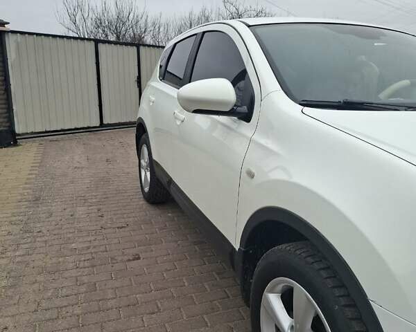 Белый Ниссан Кашкай, объемом двигателя 2 л и пробегом 215 тыс. км за 9500 $, фото 2 на Automoto.ua