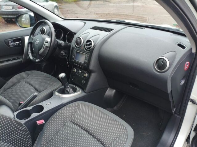 Белый Ниссан Кашкай, объемом двигателя 1.6 л и пробегом 152 тыс. км за 8350 $, фото 17 на Automoto.ua