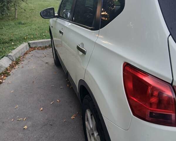 Белый Ниссан Кашкай, объемом двигателя 2 л и пробегом 170 тыс. км за 9000 $, фото 3 на Automoto.ua