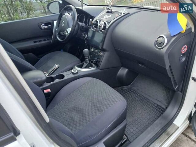 Белый Ниссан Кашкай, объемом двигателя 2 л и пробегом 170 тыс. км за 9000 $, фото 5 на Automoto.ua