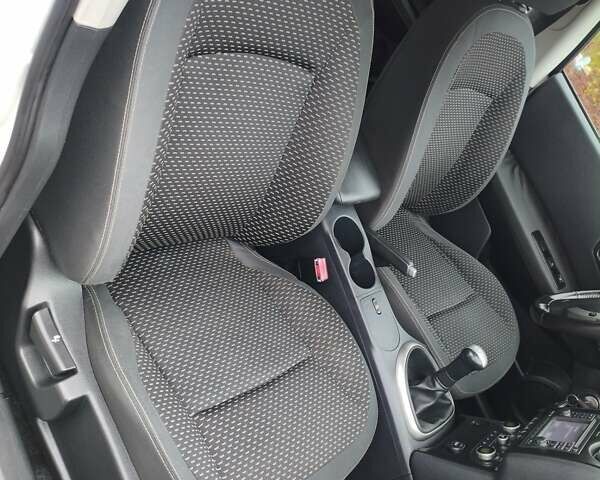 Белый Ниссан Кашкай, объемом двигателя 1.6 л и пробегом 152 тыс. км за 8350 $, фото 43 на Automoto.ua