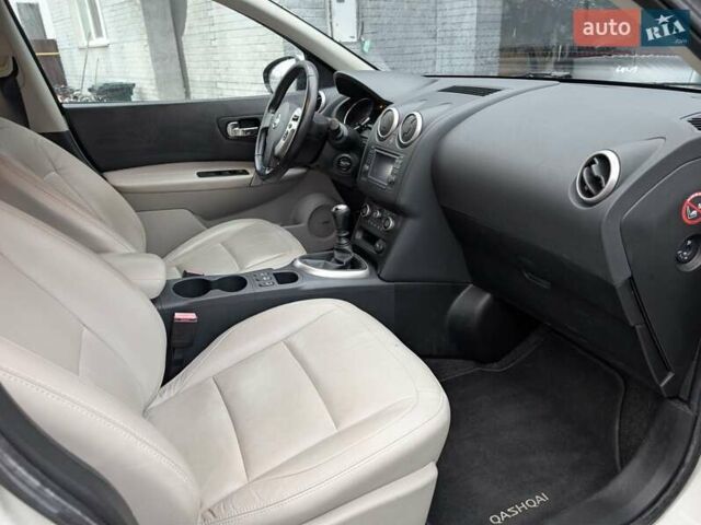 Белый Ниссан Кашкай, объемом двигателя 1.5 л и пробегом 99 тыс. км за 11999 $, фото 21 на Automoto.ua