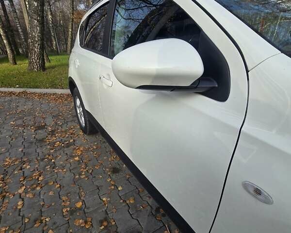 Белый Ниссан Кашкай, объемом двигателя 2 л и пробегом 246 тыс. км за 10200 $, фото 4 на Automoto.ua