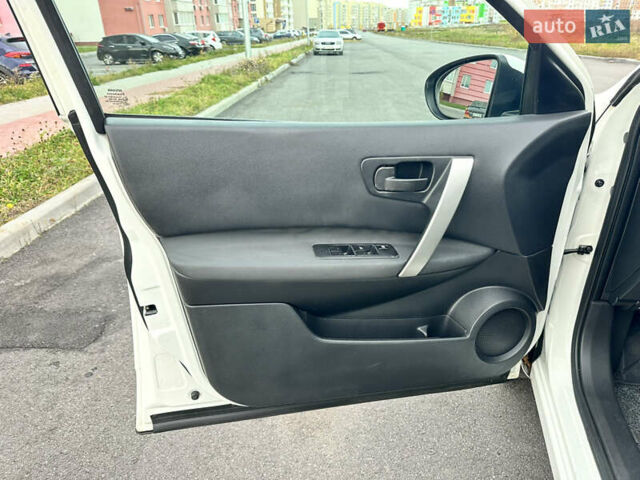 Белый Ниссан Кашкай, объемом двигателя 1.6 л и пробегом 176 тыс. км за 9999 $, фото 36 на Automoto.ua