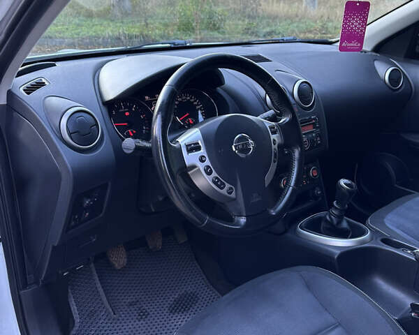 Белый Ниссан Кашкай, объемом двигателя 1.5 л и пробегом 230 тыс. км за 9700 $, фото 28 на Automoto.ua