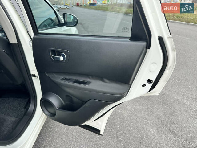 Белый Ниссан Кашкай, объемом двигателя 1.6 л и пробегом 176 тыс. км за 9999 $, фото 62 на Automoto.ua