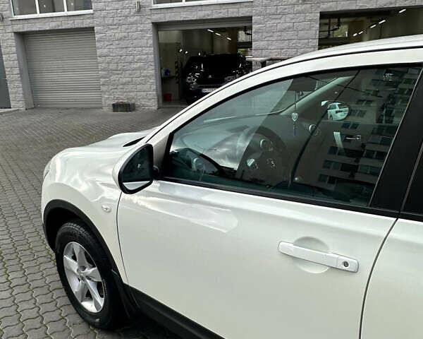 Белый Ниссан Кашкай, объемом двигателя 2 л и пробегом 119 тыс. км за 9700 $, фото 4 на Automoto.ua