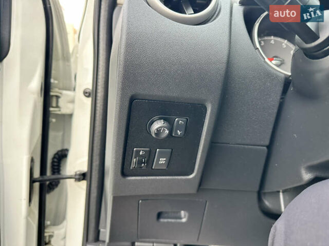 Белый Ниссан Кашкай, объемом двигателя 1.6 л и пробегом 176 тыс. км за 9999 $, фото 44 на Automoto.ua