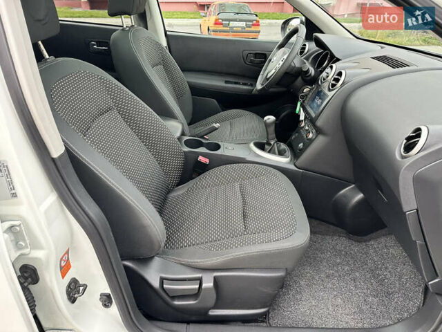 Белый Ниссан Кашкай, объемом двигателя 1.6 л и пробегом 176 тыс. км за 9999 $, фото 66 на Automoto.ua