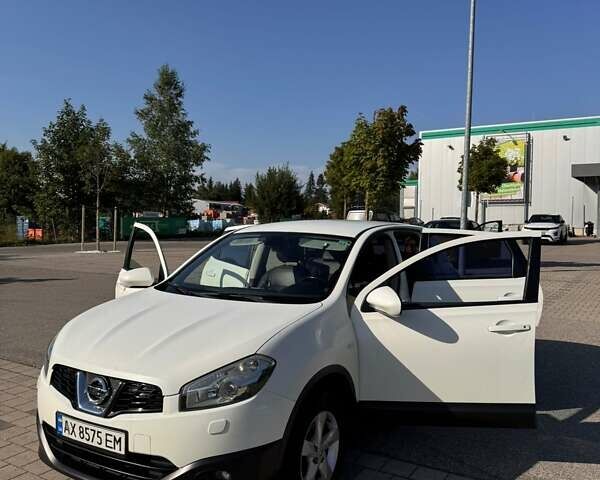 Белый Ниссан Кашкай, объемом двигателя 2 л и пробегом 199 тыс. км за 10600 $, фото 5 на Automoto.ua