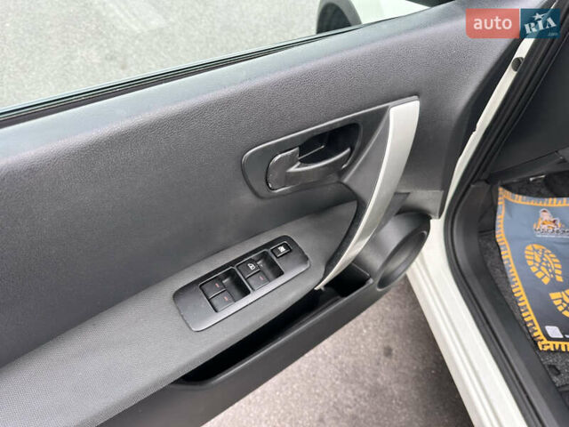 Белый Ниссан Кашкай, объемом двигателя 1.6 л и пробегом 176 тыс. км за 9999 $, фото 37 на Automoto.ua