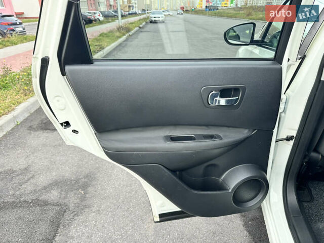 Белый Ниссан Кашкай, объемом двигателя 1.6 л и пробегом 176 тыс. км за 9999 $, фото 55 на Automoto.ua