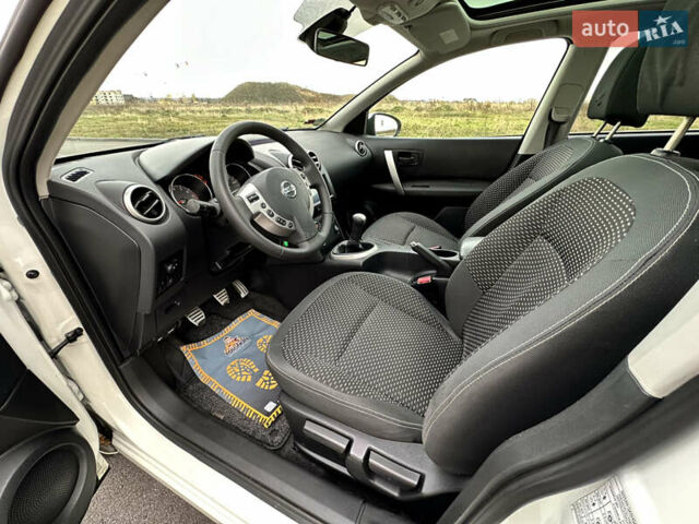 Белый Ниссан Кашкай, объемом двигателя 1.6 л и пробегом 176 тыс. км за 9999 $, фото 54 на Automoto.ua