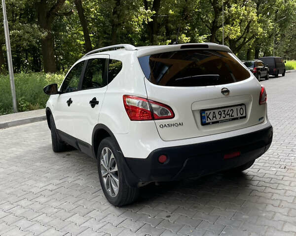 Белый Ниссан Кашкай, объемом двигателя 1.46 л и пробегом 218 тыс. км за 10000 $, фото 3 на Automoto.ua