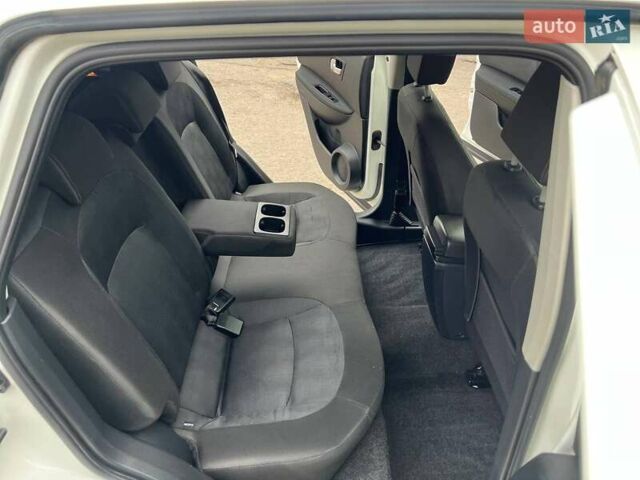 Белый Ниссан Кашкай, объемом двигателя 2 л и пробегом 227 тыс. км за 8900 $, фото 23 на Automoto.ua