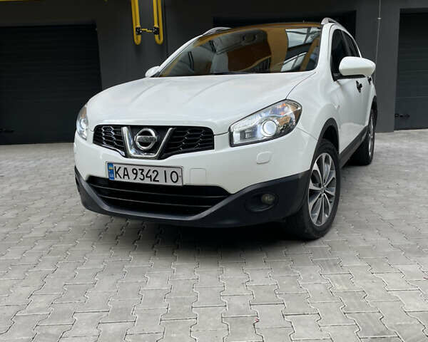 Белый Ниссан Кашкай, объемом двигателя 1.46 л и пробегом 218 тыс. км за 10000 $, фото 1 на Automoto.ua