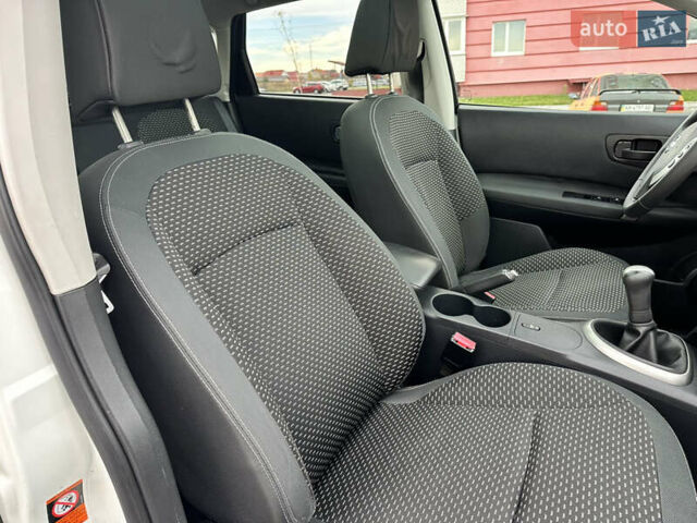 Белый Ниссан Кашкай, объемом двигателя 1.6 л и пробегом 176 тыс. км за 9999 $, фото 67 на Automoto.ua