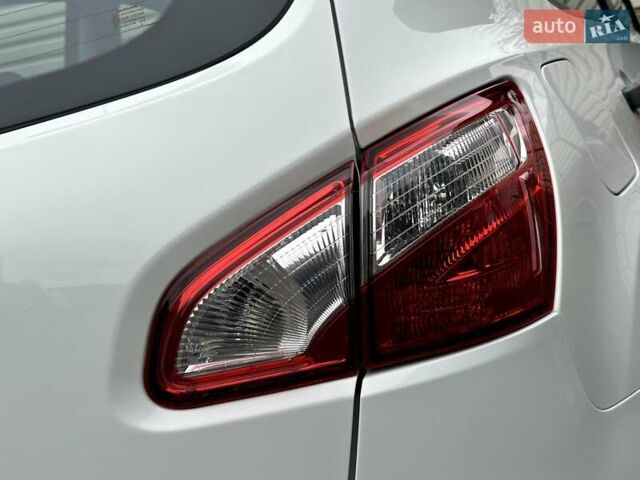 Белый Ниссан Кашкай, объемом двигателя 2 л и пробегом 122 тыс. км за 10700 $, фото 28 на Automoto.ua