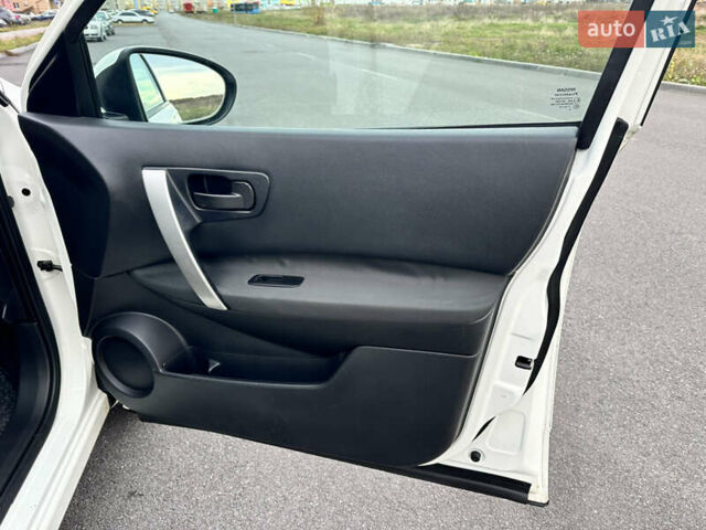 Белый Ниссан Кашкай, объемом двигателя 1.6 л и пробегом 176 тыс. км за 9999 $, фото 65 на Automoto.ua