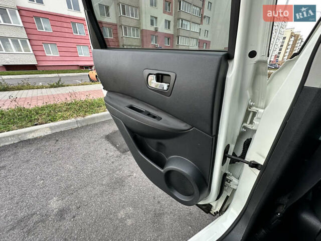 Белый Ниссан Кашкай, объемом двигателя 1.6 л и пробегом 176 тыс. км за 9999 $, фото 58 на Automoto.ua