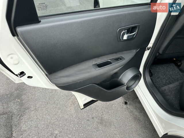 Белый Ниссан Кашкай, объемом двигателя 1.6 л и пробегом 176 тыс. км за 9999 $, фото 56 на Automoto.ua