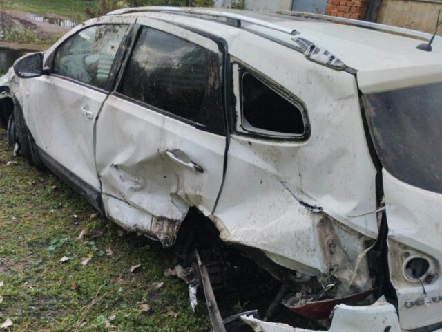 Белый Ниссан Кашкай, объемом двигателя 0 л и пробегом 100 тыс. км за 3500 $, фото 2 на Automoto.ua