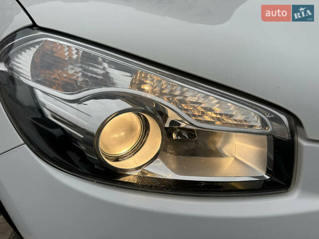 Белый Ниссан Кашкай, объемом двигателя 1.5 л и пробегом 167 тыс. км за 10499 $, фото 4 на Automoto.ua