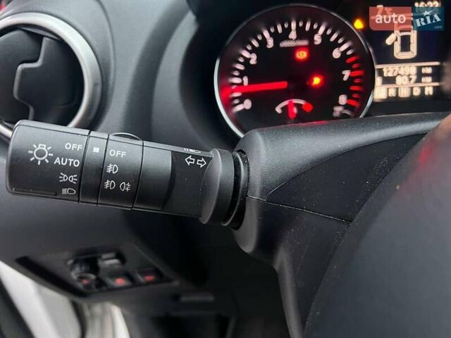 Белый Ниссан Кашкай, объемом двигателя 2 л и пробегом 128 тыс. км за 12490 $, фото 26 на Automoto.ua