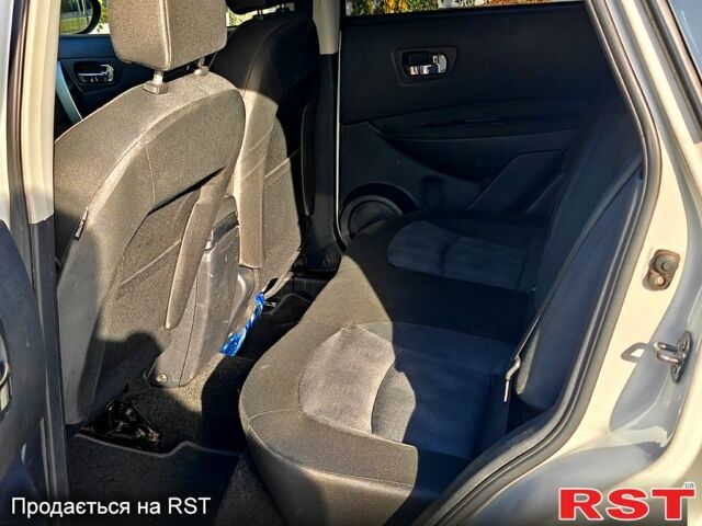 Белый Ниссан Кашкай, объемом двигателя 1.6 л и пробегом 200 тыс. км за 8888 $, фото 5 на Automoto.ua