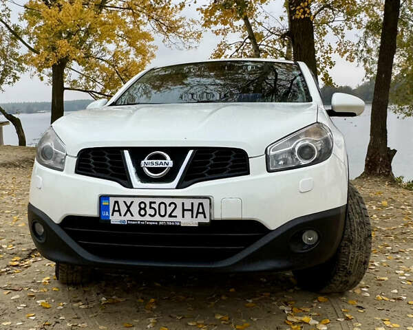 Белый Ниссан Кашкай, объемом двигателя 2 л и пробегом 200 тыс. км за 10000 $, фото 1 на Automoto.ua