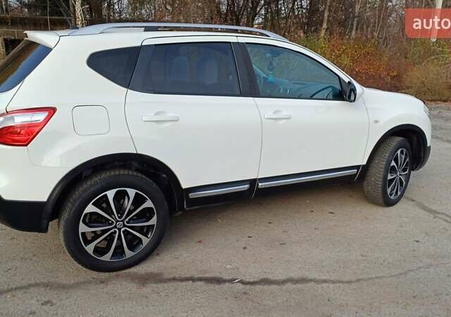 Белый Ниссан Кашкай, объемом двигателя 1.6 л и пробегом 227 тыс. км за 10800 $, фото 6 на Automoto.ua