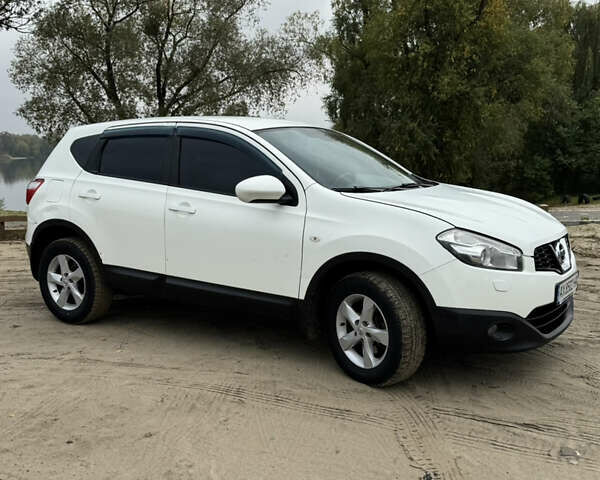 Белый Ниссан Кашкай, объемом двигателя 2 л и пробегом 200 тыс. км за 10000 $, фото 3 на Automoto.ua