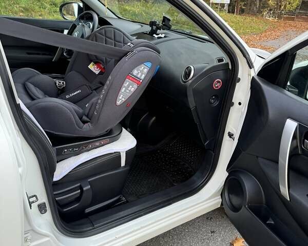 Белый Ниссан Кашкай, объемом двигателя 1.6 л и пробегом 214 тыс. км за 10800 $, фото 8 на Automoto.ua