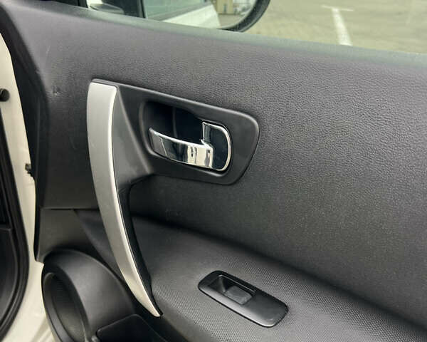 Белый Ниссан Кашкай, объемом двигателя 1.6 л и пробегом 170 тыс. км за 10555 $, фото 32 на Automoto.ua