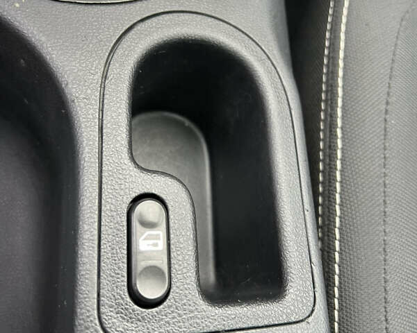 Белый Ниссан Кашкай, объемом двигателя 1.6 л и пробегом 170 тыс. км за 10555 $, фото 25 на Automoto.ua