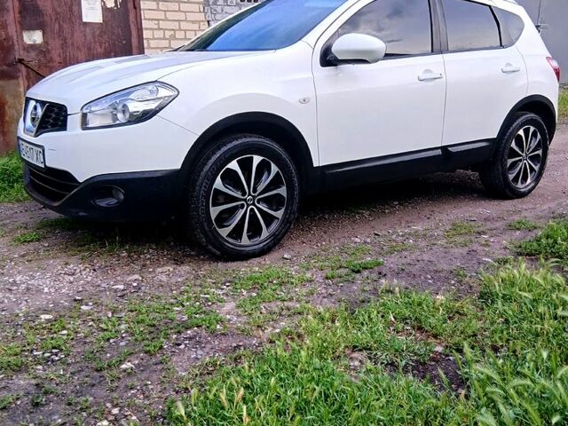 Белый Ниссан Кашкай, объемом двигателя 1.5 л и пробегом 274 тыс. км за 11300 $, фото 2 на Automoto.ua