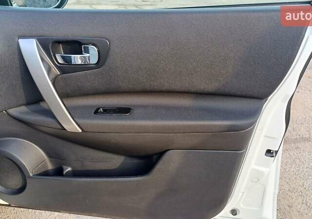 Белый Ниссан Кашкай, объемом двигателя 1.6 л и пробегом 227 тыс. км за 10800 $, фото 29 на Automoto.ua