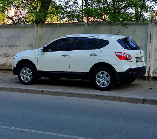 Белый Ниссан Кашкай, объемом двигателя 2 л и пробегом 196 тыс. км за 10300 $, фото 3 на Automoto.ua