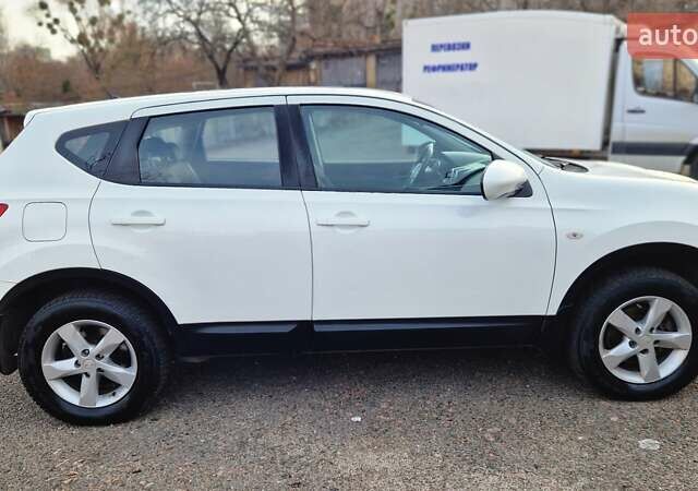 Белый Ниссан Кашкай, объемом двигателя 2 л и пробегом 115 тыс. км за 9900 $, фото 9 на Automoto.ua