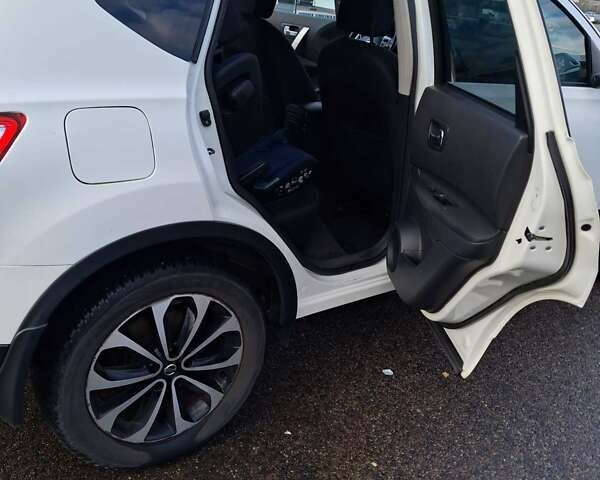 Белый Ниссан Кашкай, объемом двигателя 2 л и пробегом 132 тыс. км за 11084 $, фото 5 на Automoto.ua