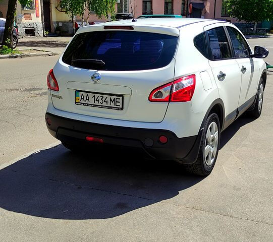 Белый Ниссан Кашкай, объемом двигателя 2 л и пробегом 196 тыс. км за 10300 $, фото 2 на Automoto.ua