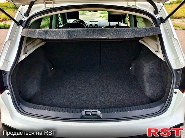 Белый Ниссан Кашкай, объемом двигателя 1.6 л и пробегом 157 тыс. км за 10600 $, фото 5 на Automoto.ua