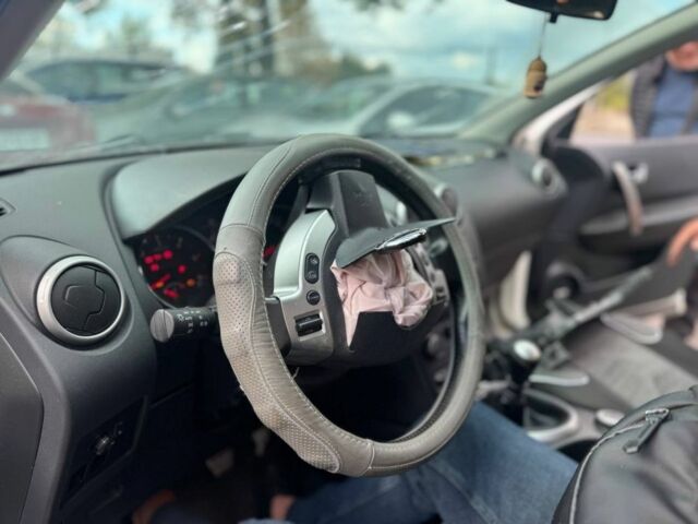 Белый Ниссан Кашкай, объемом двигателя 2 л и пробегом 180 тыс. км за 5999 $, фото 4 на Automoto.ua