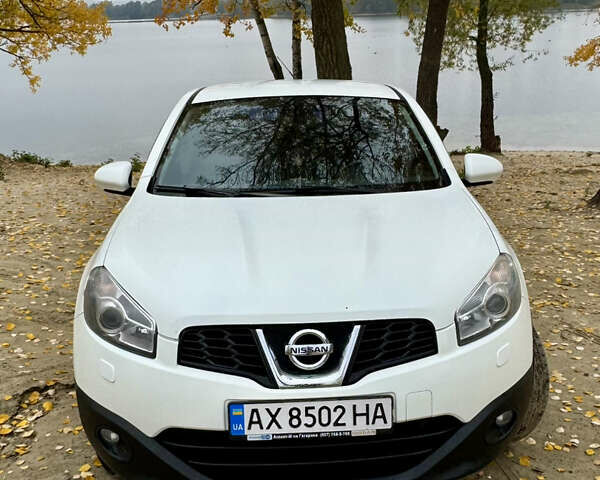 Белый Ниссан Кашкай, объемом двигателя 2 л и пробегом 200 тыс. км за 10000 $, фото 2 на Automoto.ua