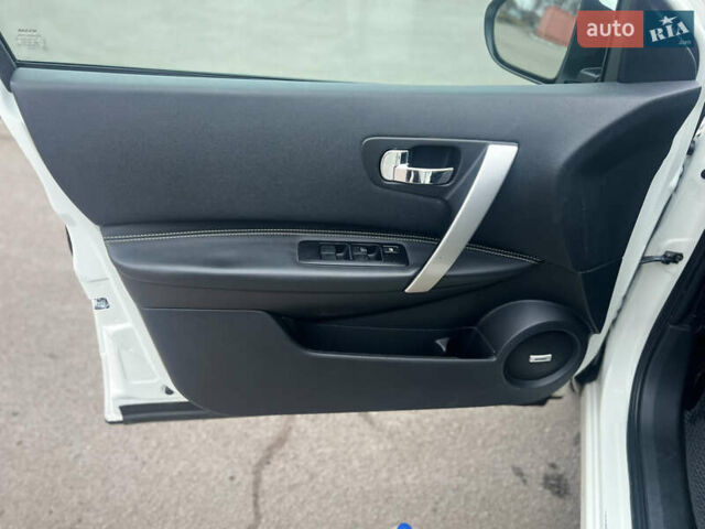 Белый Ниссан Кашкай, объемом двигателя 2 л и пробегом 190 тыс. км за 12000 $, фото 16 на Automoto.ua