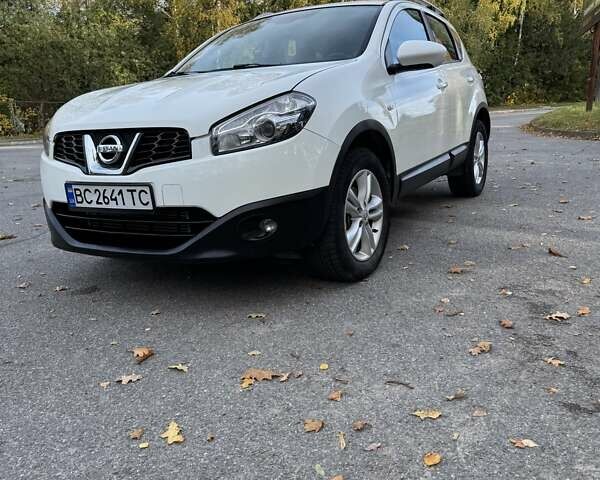 Белый Ниссан Кашкай, объемом двигателя 1.6 л и пробегом 214 тыс. км за 10800 $, фото 2 на Automoto.ua