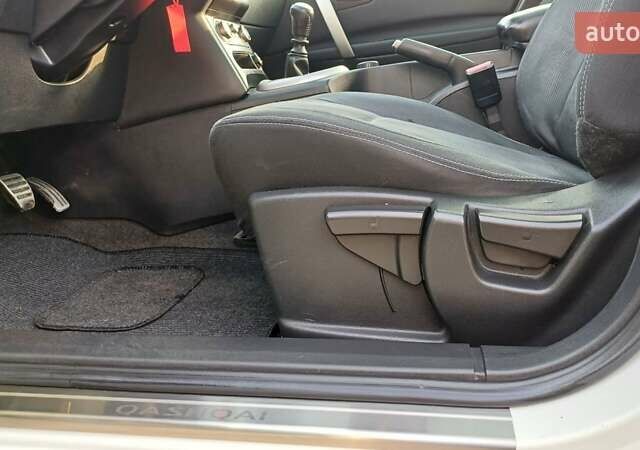 Белый Ниссан Кашкай, объемом двигателя 1.6 л и пробегом 227 тыс. км за 10800 $, фото 24 на Automoto.ua