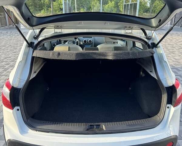 Білий Ніссан Кашкай, об'ємом двигуна 2 л та пробігом 161 тис. км за 10950 $, фото 9 на Automoto.ua