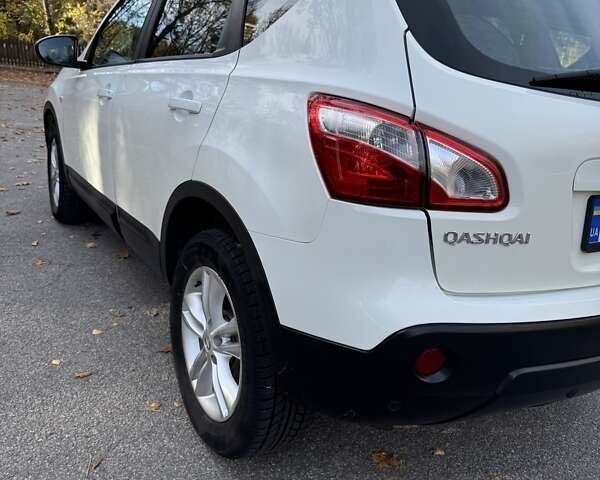 Белый Ниссан Кашкай, объемом двигателя 1.6 л и пробегом 214 тыс. км за 10800 $, фото 1 на Automoto.ua